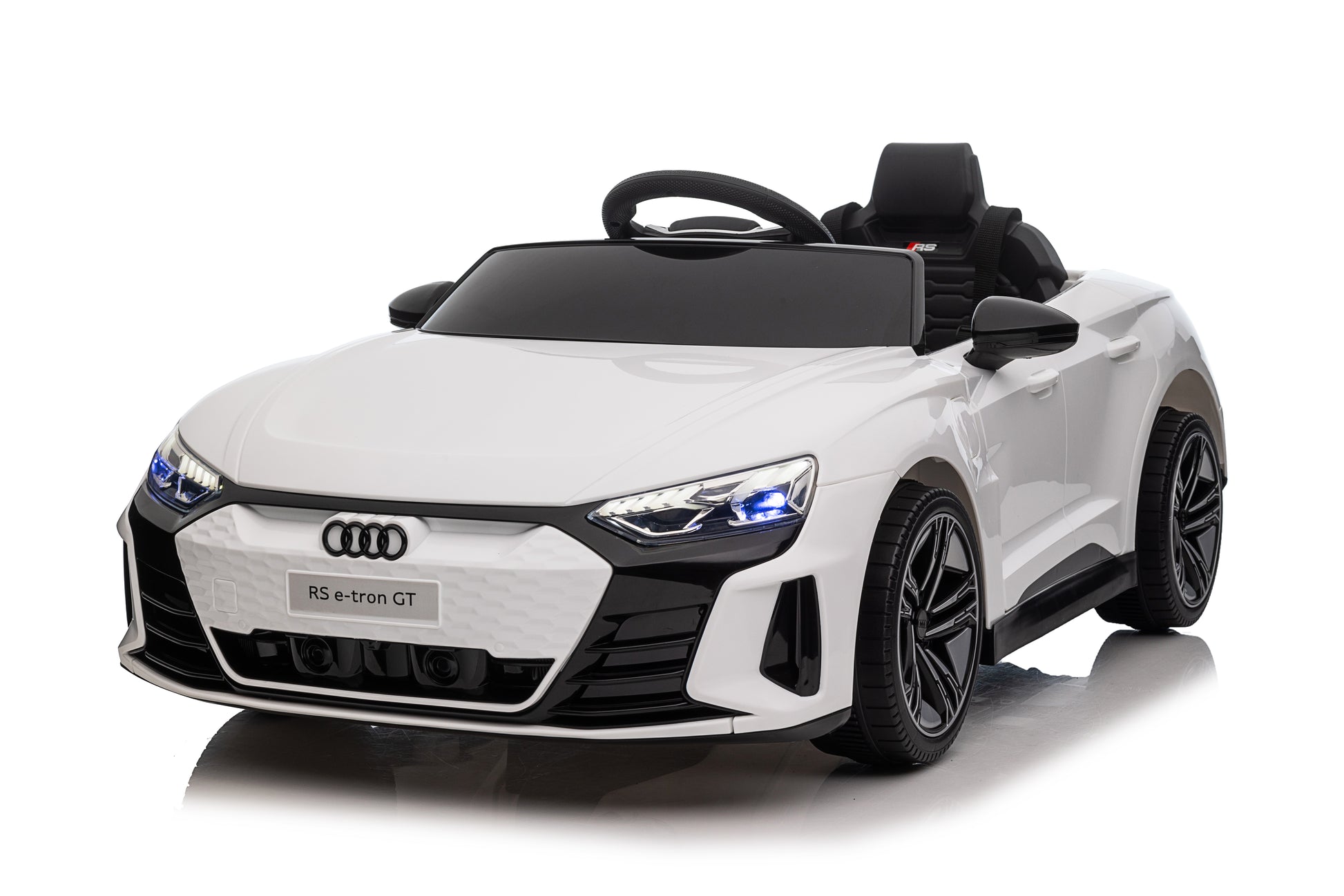 Audi Акумулаторна кола Audi RS e-tron 6888 бял